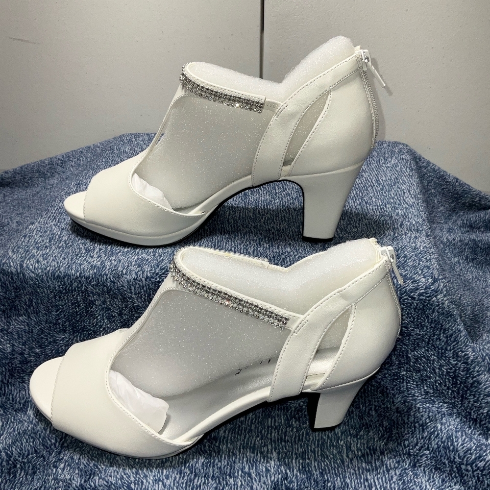 Easy Street Women's Flash Heeled Sandal White Size 8.5 W US